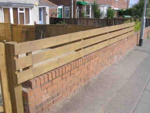 Comment fixer une clôture sur un mur ?