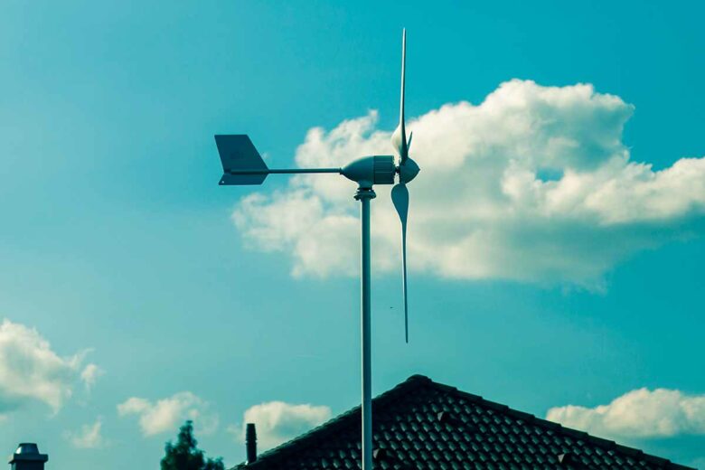 Une éolienne domestique sur le toit d'une maison.