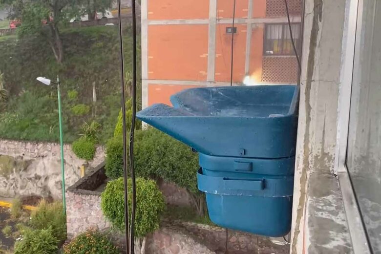L'invention d'un récupérateur d'eau de pluie pour fenêtres.